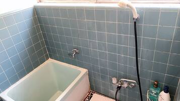 獨立浴缸及淋浴設備、拖鞋、提供毛巾