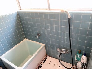 Separate bathtub and shower, slippers, towels - Tokyo Kamakura House (Tokyo)