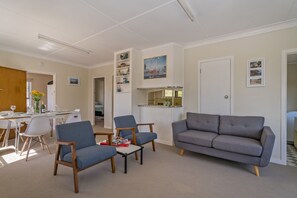 Interior - Sun Seeker Bach - Ferry Landing Holiday Home (Cooks Beach)