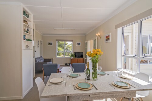 Sun Seeker Bach - Ferry Landing Holiday Home