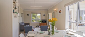 Sun Seeker Bach - Ferry Landing Holiday Home
