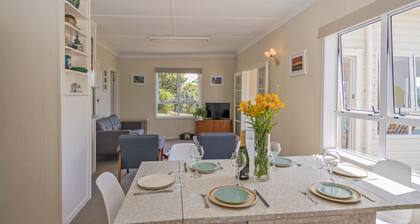 Sun Seeker Bach - Ferry Landing Holiday Home