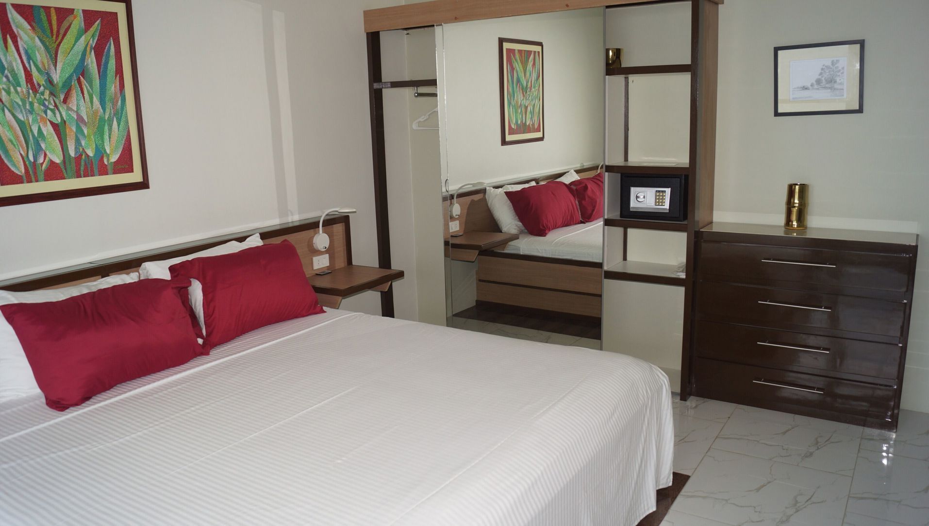 Minibar, in-room safe, individually decorated, individually furnished