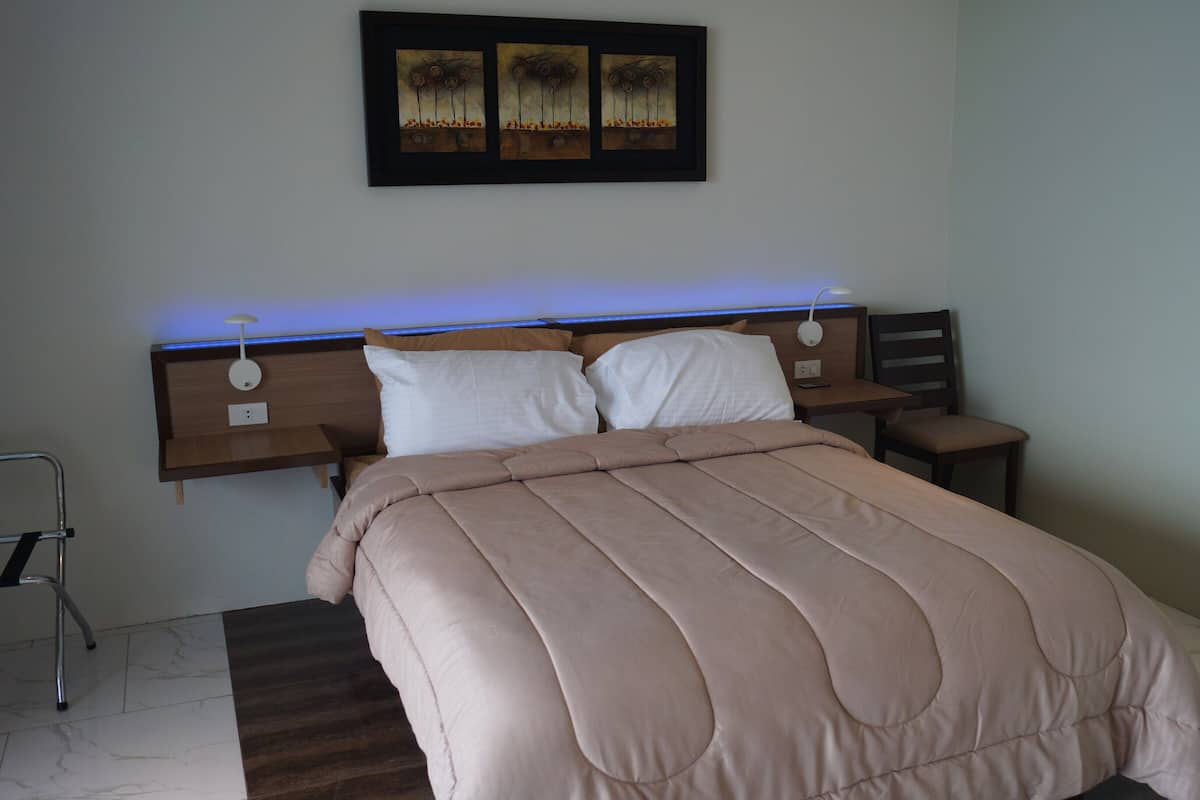 Deluxe eenpersoonskamer, 1 queensize bed, terras, uitzicht op oceaan | 2 slaapkamers, een minibar, een kluis op de kamer