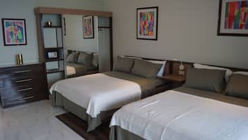 Quarto solteiro luxo, 2 camas Queen | Frigobar, cofres nos quartos, individualmente decorados