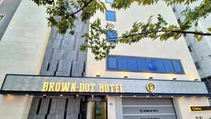 The exterior of the Brown-Dot Hotel with a modern design, featuring a prominent sign and a parking sign indicating the direction to the parking area. - BrownDot Hotel Bong-Duk (Daegu)