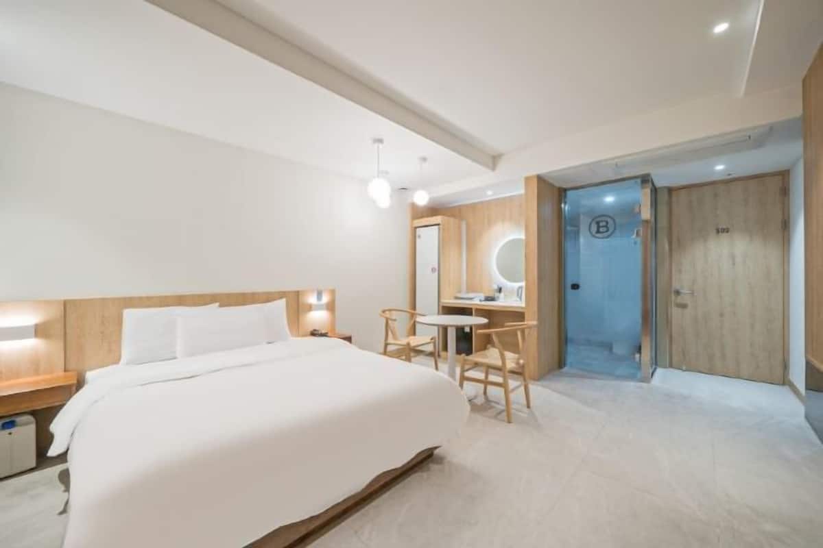 1 bedroom, desk, soundproofing, free WiFi