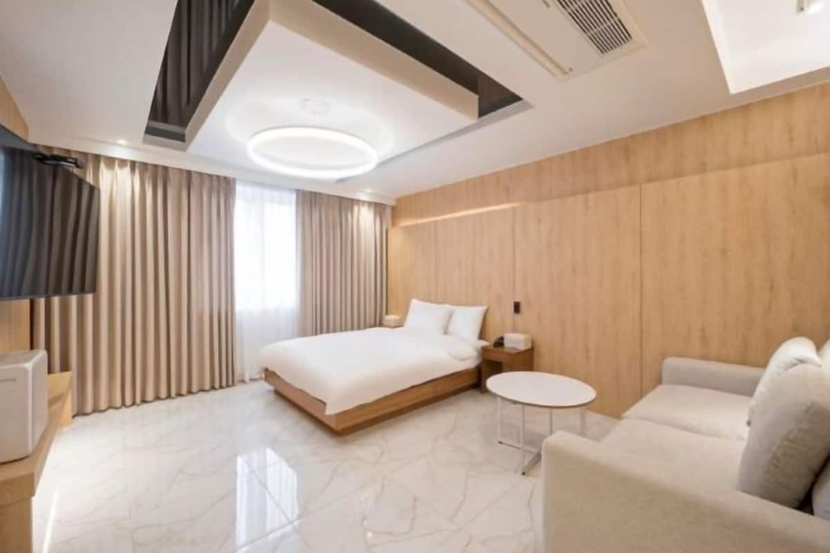 1 bedroom, desk, soundproofing, free WiFi
