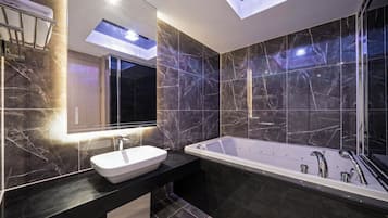 Suite | Badeværelse | Separat badekar og bruser, gratis toiletartikler, hårtørrer, badekåber