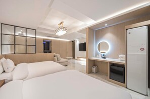 Quarto de hotel moderno com uma cama grande, uma escrivaninha com espelho e uma televisão.