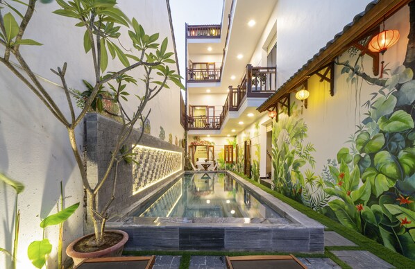 Front of property – evening/night - Blue Whale Homestay (Da Nang)