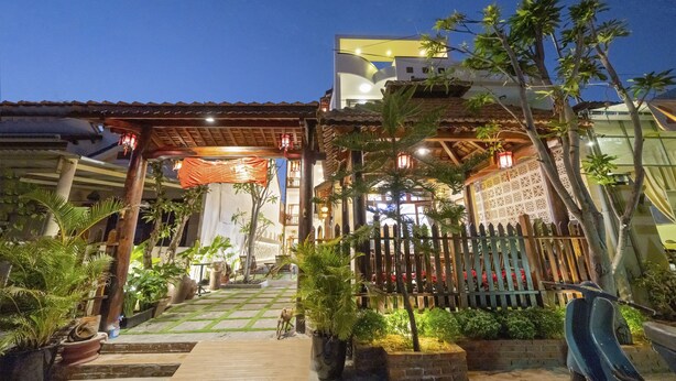 Front of property - evening/night - Blue Whale Homestay (Da Nang)
