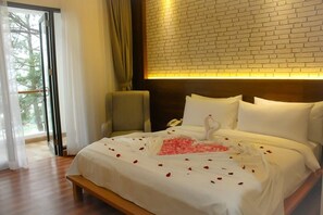 Deluxe Room | Living room | 32-inch flat-screen TV with cable channels, TV - Are You And I Bed & Breakfast (Bandung)