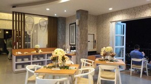Phục vụ bữa sáng, bữa trưa và bữa tối 