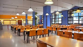 S'hi serveixen esmorzars, dinars, sopars i plats de cuina local