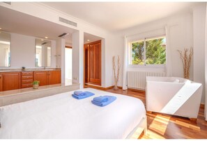 4 bedrooms, iron/ironing board, travel crib, free WiFi - Wonderful private villa for 8 people with A/C, WIFI, private pool, TV and terrace (Capdepera)