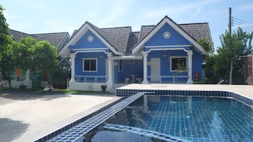 Hồ bơi ngoài trời