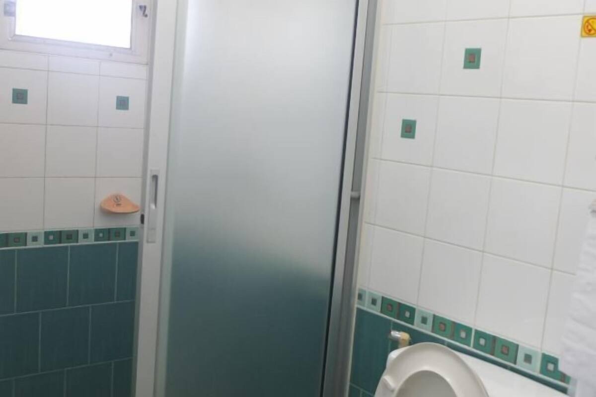 Dusche, kostenlose Toilettenartikel, Handtücher, Seife