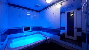 A modern bathroom with a large bathtub, a shower, and a toilet. - Hotel AQUA Blue Yokosuka - Adults Only (Yokosuka)