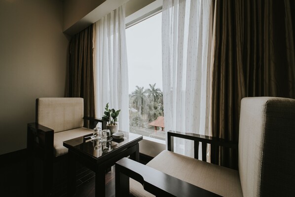 Minibar, desk, laptop workspace, free WiFi - White Palace Thai Binh Hotel 1 (Thai Binh)