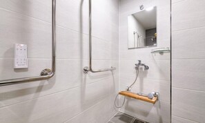 27-pyeong Deluxe Room with Accessible Facilities | Bathroom | Shower, hair dryer, towels, soap - Seogwipo Worldcup Resort (Seogwipo)