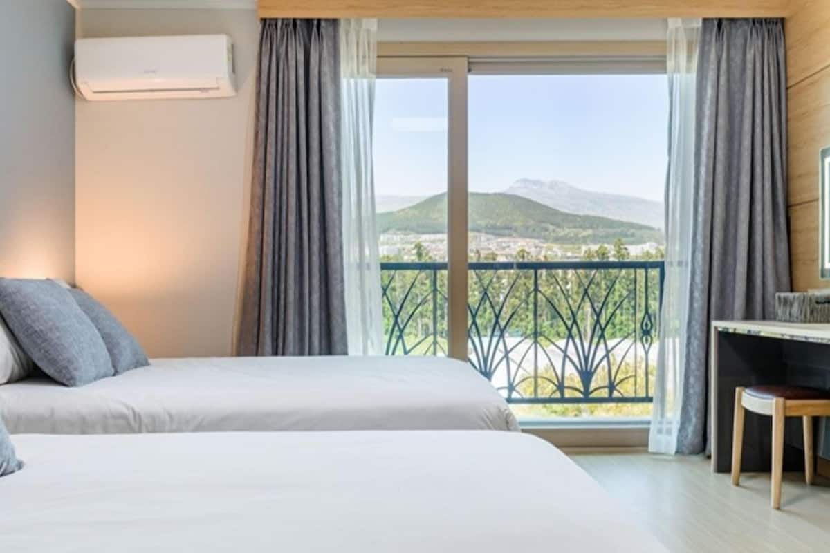 17-pyeong room on 4th floor with mount halla view | 1 bedroom, individually decorated, individually furnished, free wifi