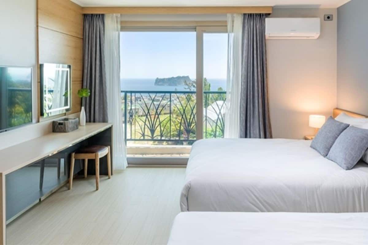 17-pyeong room on 4th floor with ocean view | 1 bedroom, individually decorated, individually furnished, free wifi