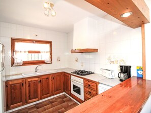 Een oven, een vaatwasser, een eettafel