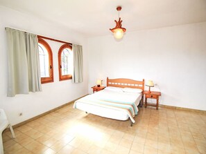 4 bedrooms, travel cot, bed sheets - Beautiful private villa for 8 people with private pool, TV, terrace and pets allowed (Torroella De Montgr����)