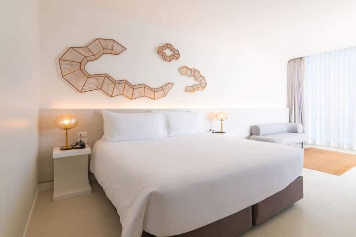 Caja de seguridad en la habitación y espacio para trabajar con laptop 