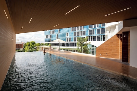 Outdoor pool, pool umbrellas, sun loungers