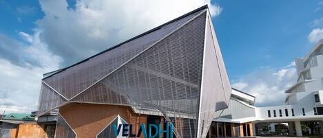 Un edificio moderno con un letrero llamativo que dice