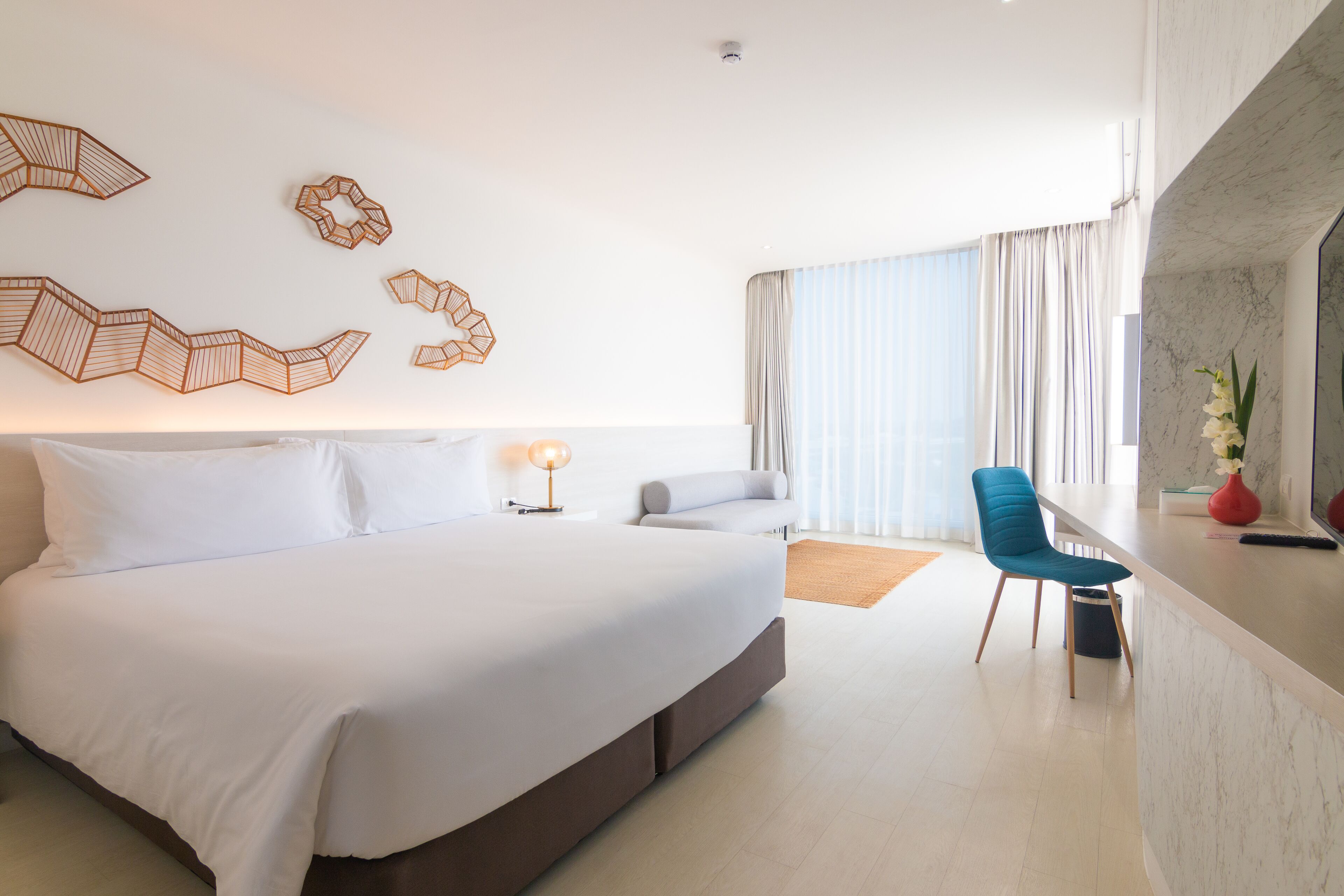 Suite with Balcony | Safe på rommet, individuelt dekorert og skrivebord for bærbar PC