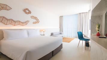 Suite with Balcony | Safe på rommet, individuelt dekorert og skrivebord for bærbar PC