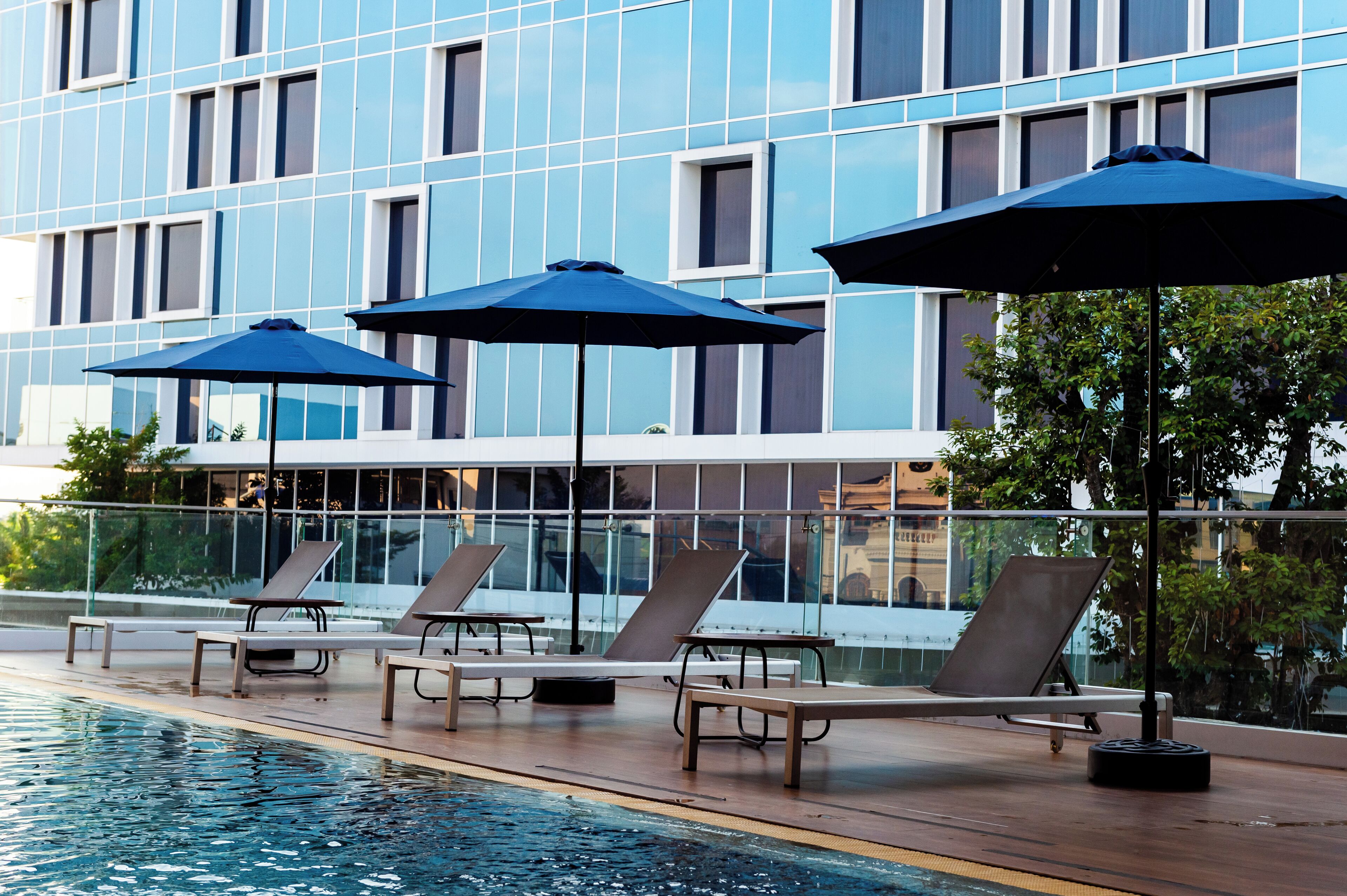 Ulkouima-allas, aurinkovarjoja, aurinkotuoleja