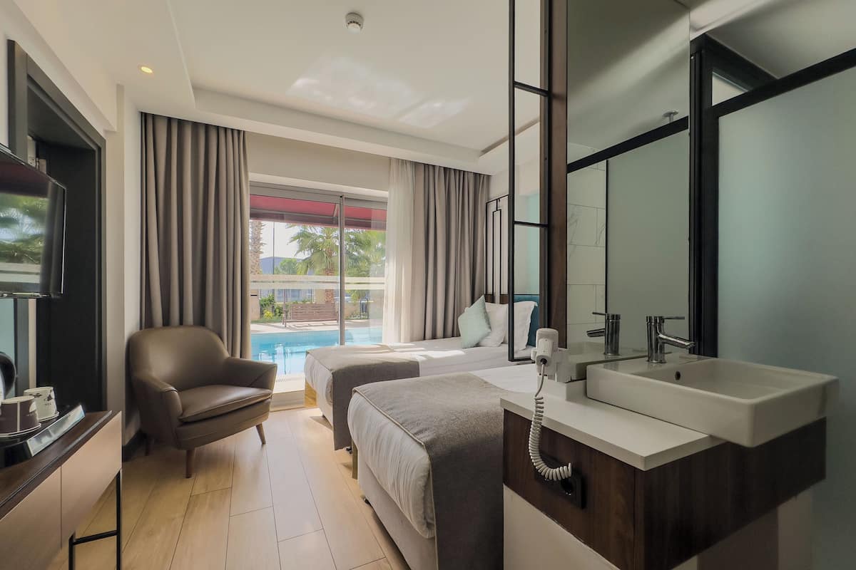 Family Room with Pool View | 埃及棉床單、高級寢具、羽絨被、記憶床墊