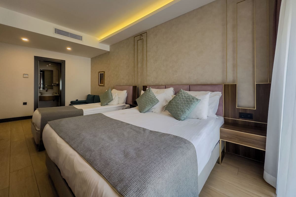 Superior Room with City View | 埃及棉床單、高級寢具、羽絨被、記憶床墊