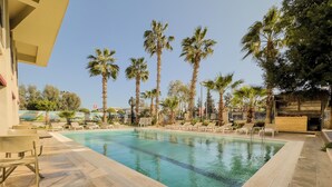 A swimming pool with lounge chairs and palm trees. - Leaf Port Hotel (Konyaalti)