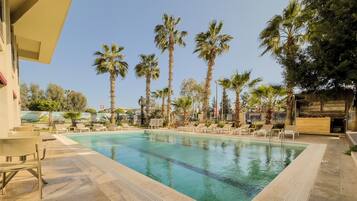 Una piscina al aire libre de temporada