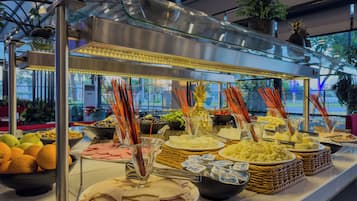 Café da manhã com buffet grátis todos os dias