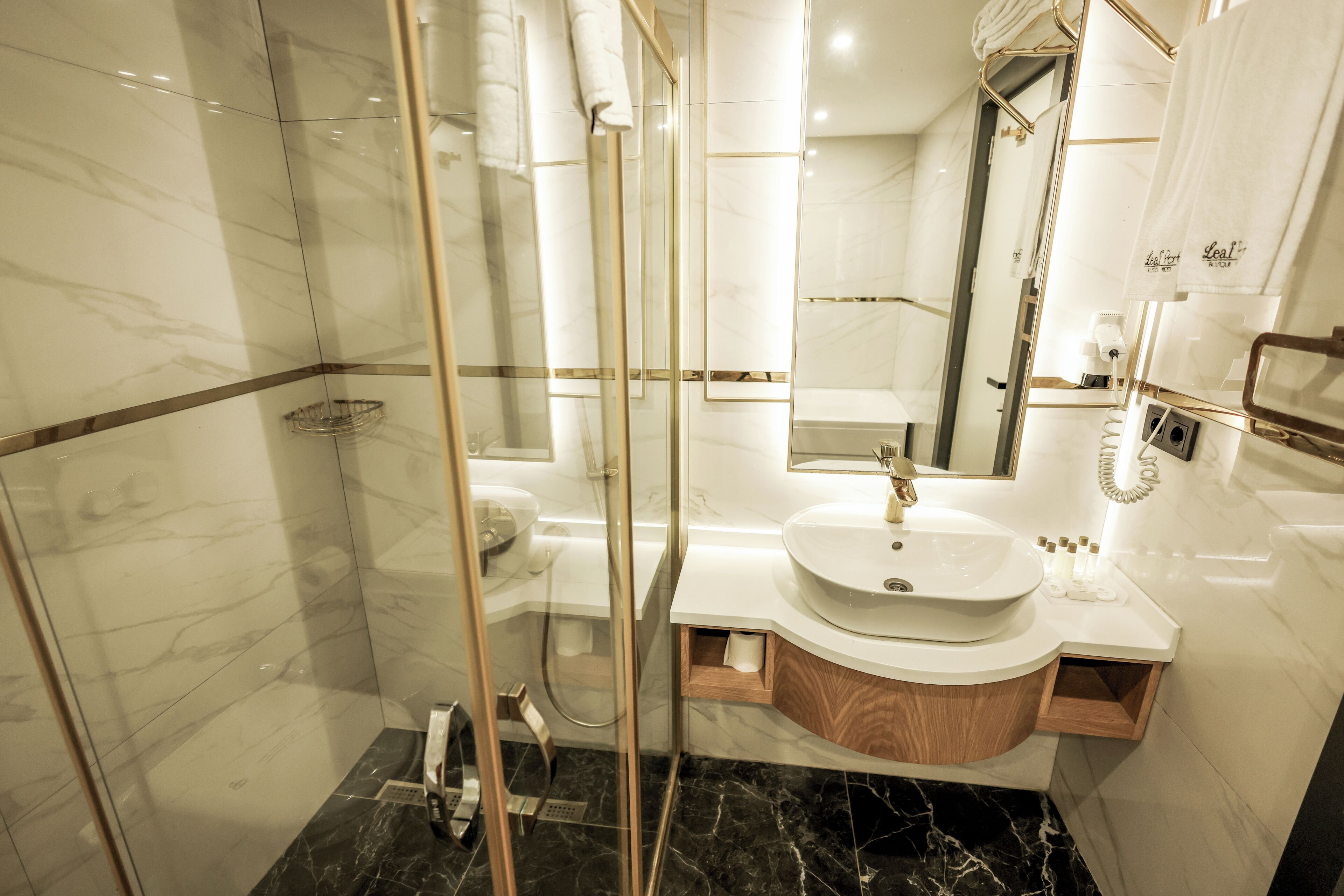 standard triple room, city view | bathroom | shower, rainfall showerhead, free toiletries, hair dryer