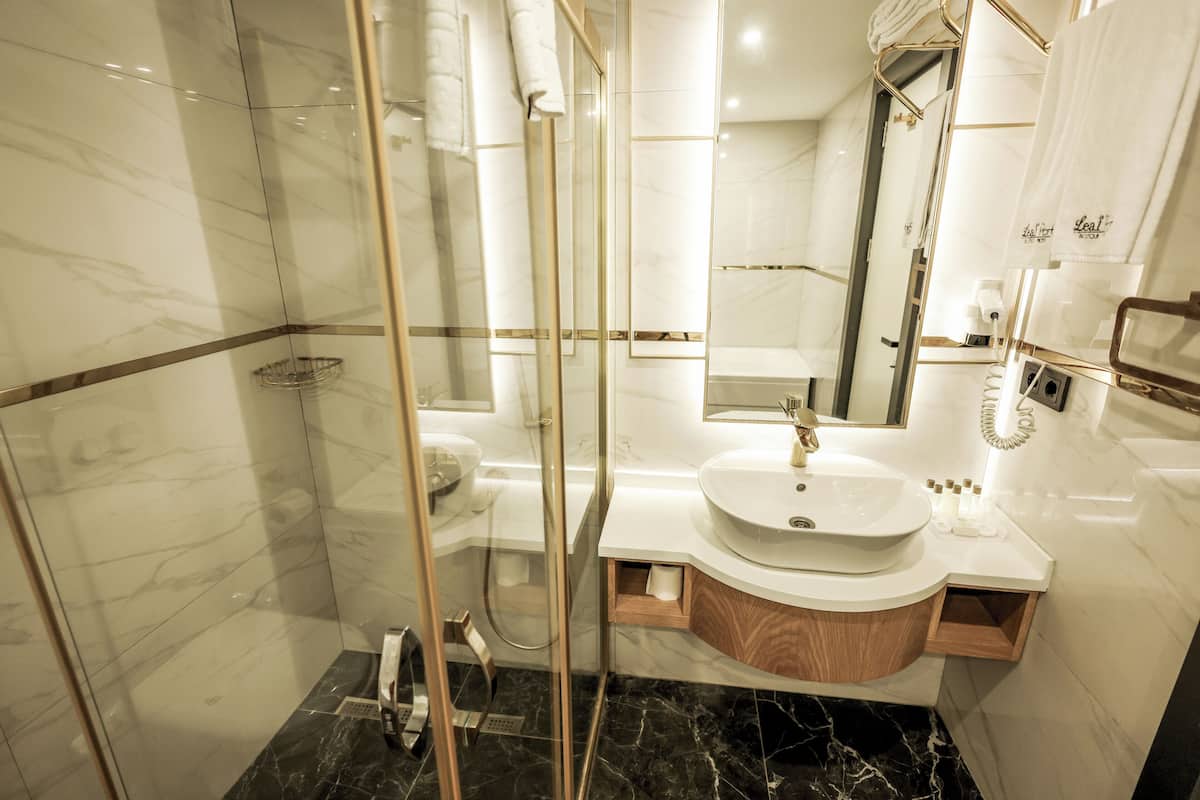 standard triple room, city view | bathroom | shower, rainfall showerhead, free toiletries, hair dryer