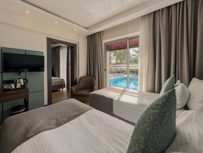 Habitación familiar | Minibar, caja de seguridad en la habitación y cortinas blackout 