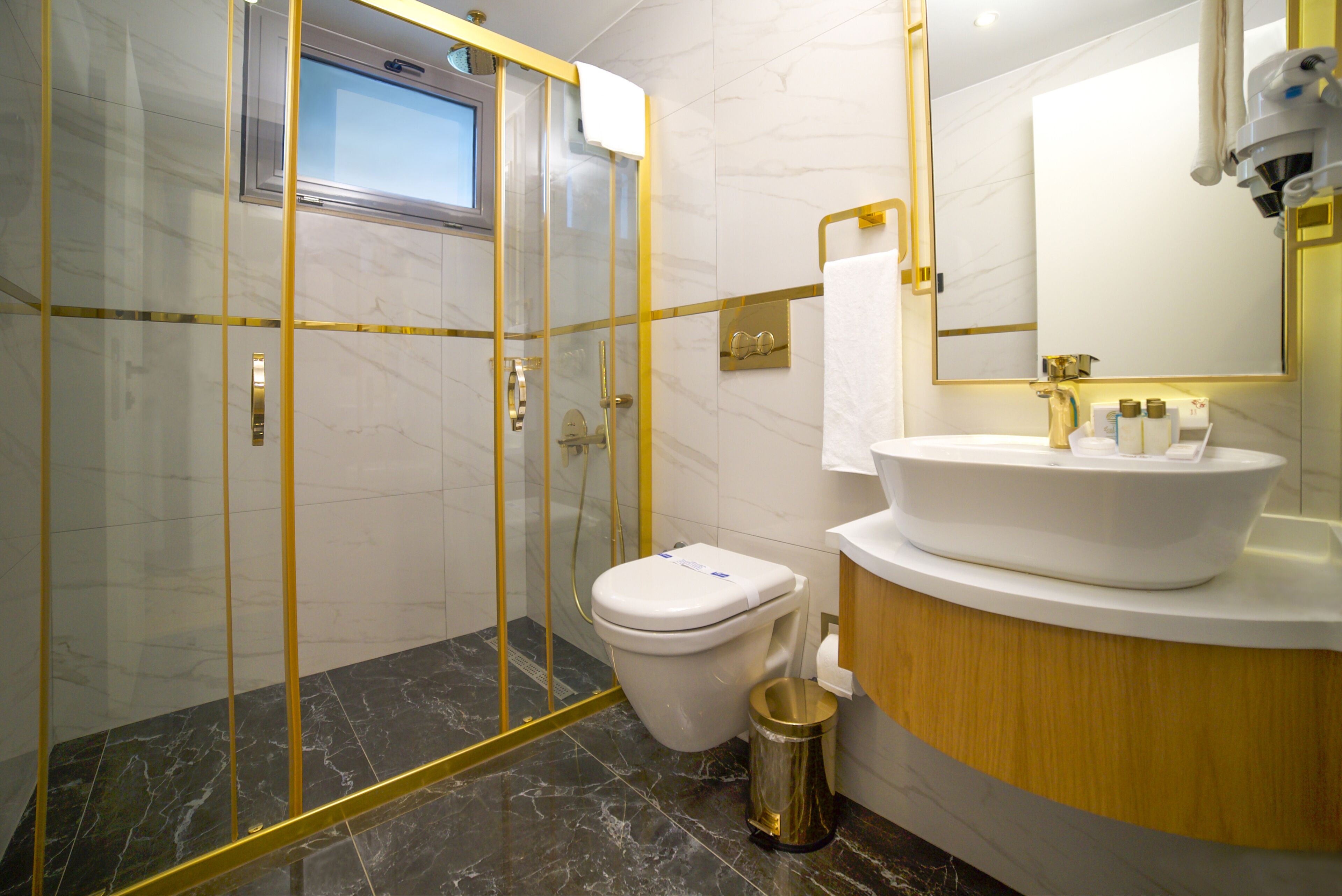 shower, rainfall showerhead, free toiletries, hair dryer