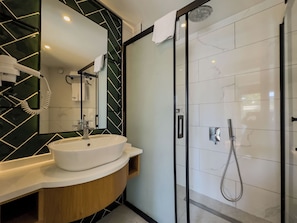 Family Room with Pool View | Bathroom | Eco-friendly toiletries, hair dryer, slippers, towels - Leaf Port Hotel (Konyaalti)