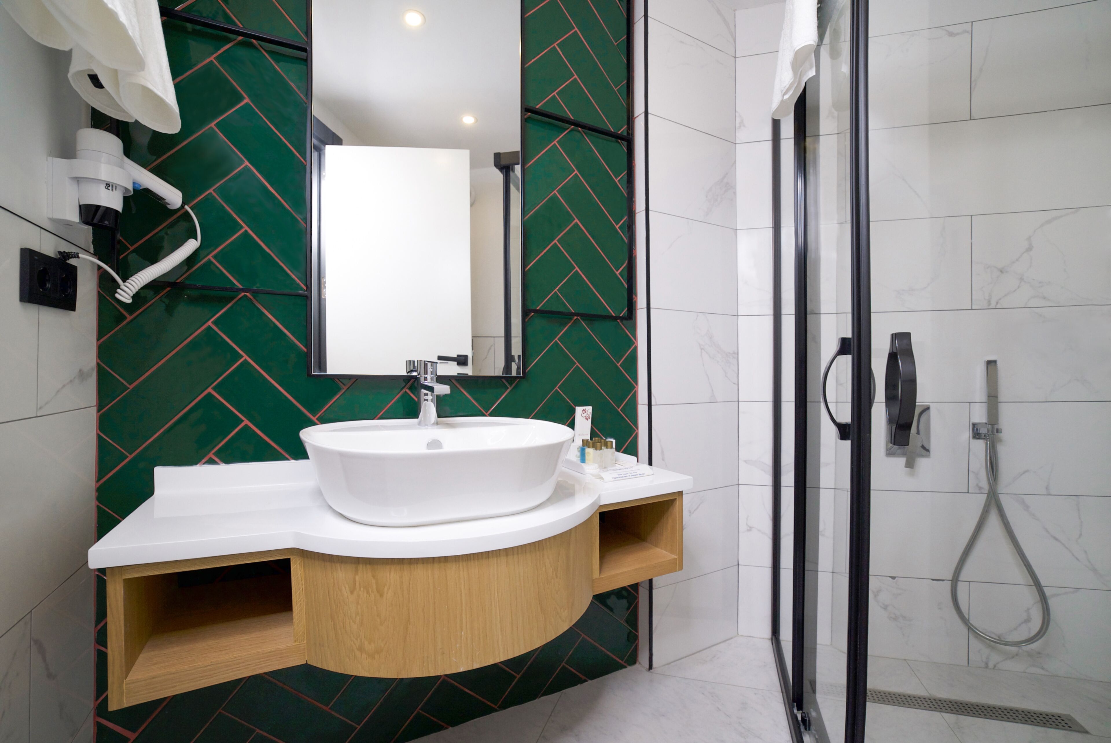 shower, rainfall showerhead, free toiletries, hair dryer