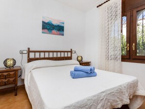 2 bedrooms, iron/ironing board, travel cot, bed sheets - Beautiful private villa for 4 guests with private pool, TV, patio and pets allowed (Miami Platja)