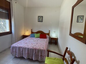 2 habitaciones, cuna de viaje y ropa de cama 