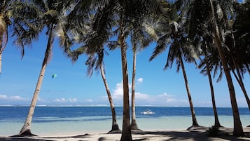 Espreguiçadeiras, toalhas de praia