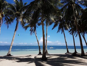 沙滩椅、沙滩毛巾